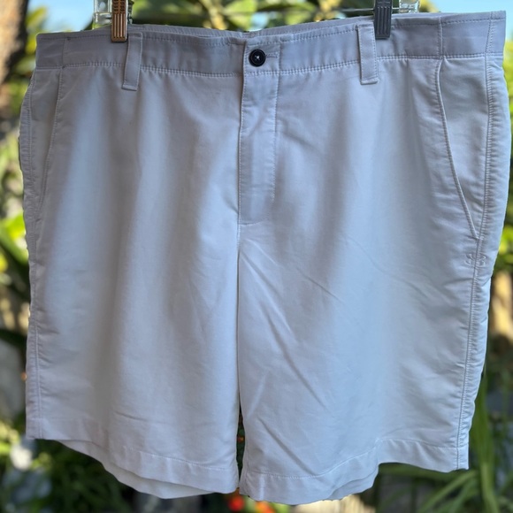 Under Armour White Flat Front Active Golf Shorts
Size 42 - Picture 1 of 9
